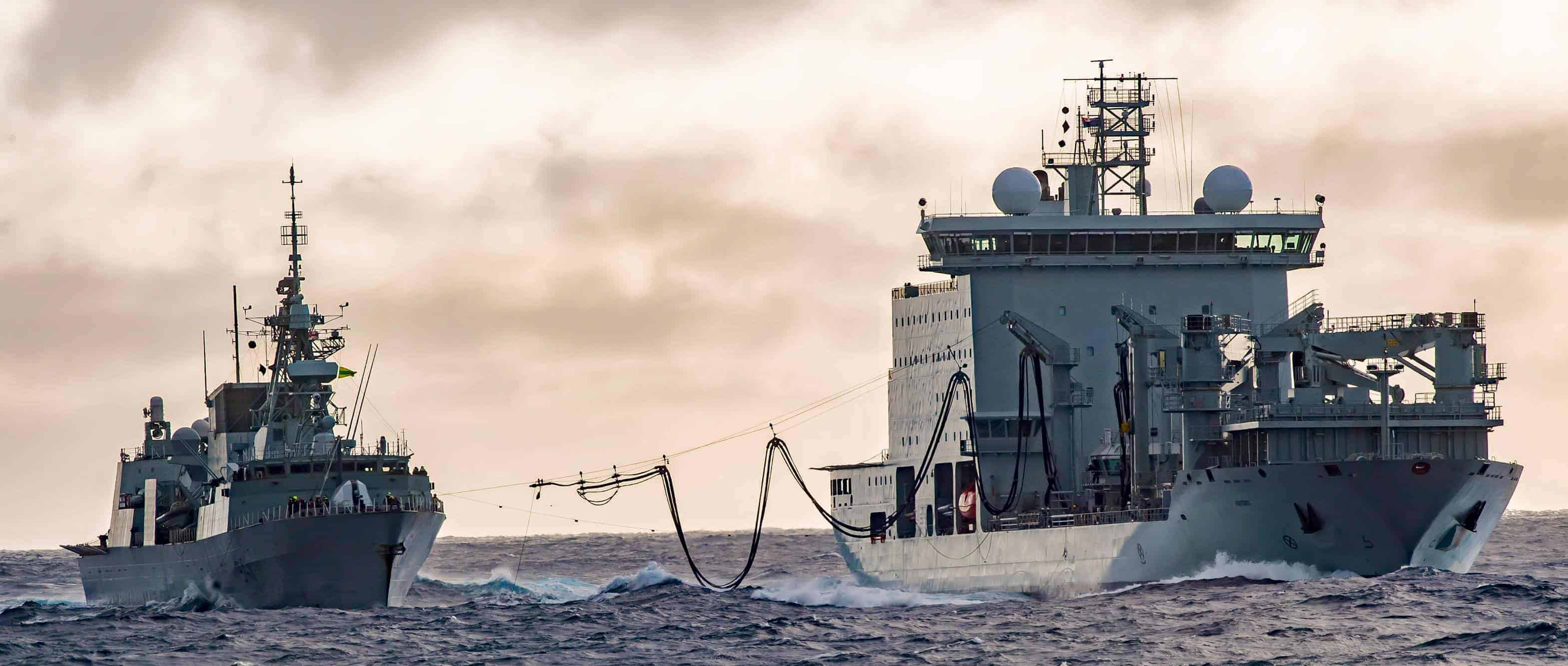 Фрегат HMCS Ottawa (FFH 341) з судном забезпечення MV Asterix Фрегат HMCS Ottawa (FFH 341) з судном забезпечення MV Asterix