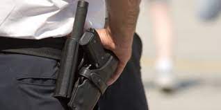 Vigilantes usan armas y lugar de trabajo para quitarse la vida