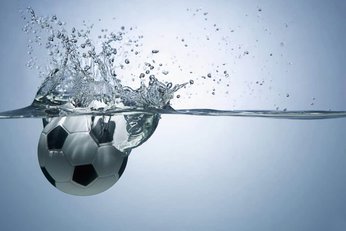 ins Wasser fallender Ball
