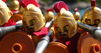 Οι 800 του… Χρηματιστηρίου xrimatistirio-spartiates-lego