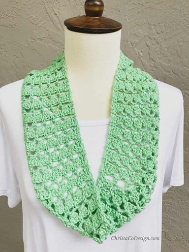 picture of green one skein lacy cowl