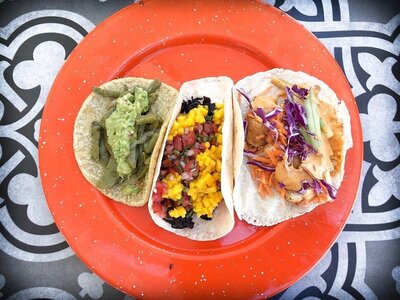 Choose healthy meals if you're fasting while traveling