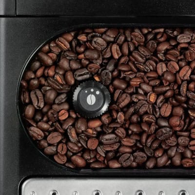Grains de café dans la cafetiere expresso KRUPS YY8125FD