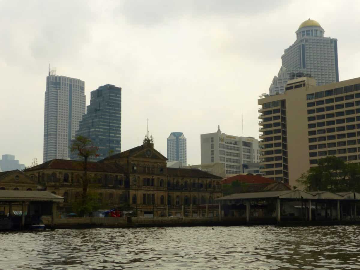 Bangkok mit Kindern: eine Bootstour auf dem Fluss zählt zu den sicheren Tipps Bangkok Skyline Chao Phraya River