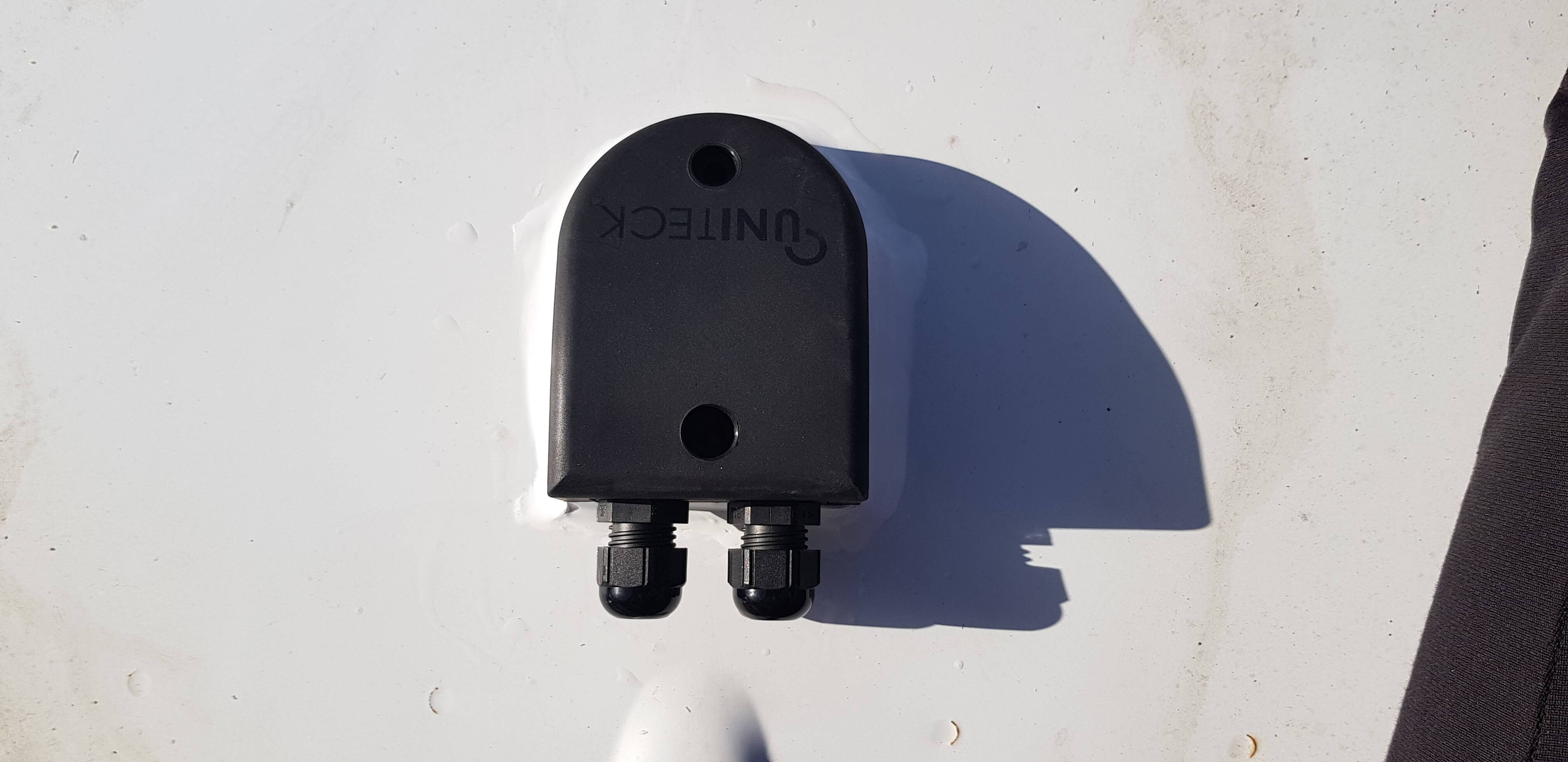 Passer les cables des panneaux solaires par le passe-toit