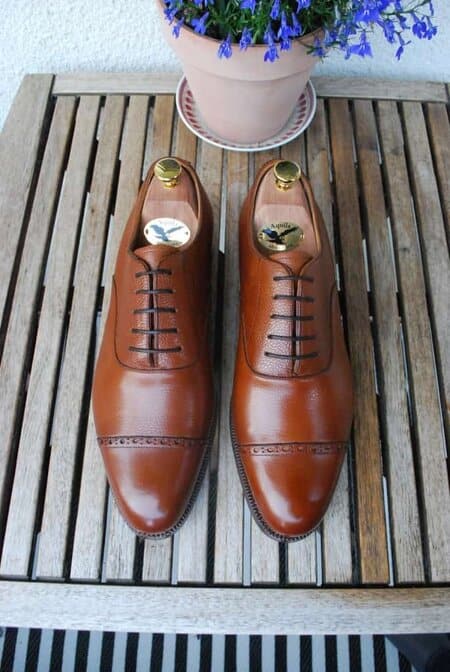 The Hiro last is a classic round last, quite English in style. As you may notice on this picture there is a slight color variation between the two shoes. Not something I care too much about though, since it's hardly noticable especially when worn.