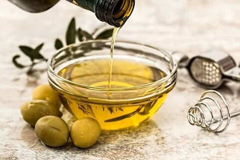 ελαιόλαδο και πράσινες ελιές