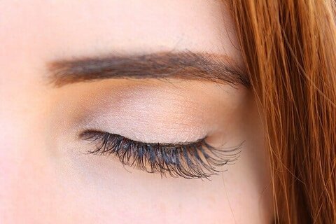 Auge mit langen, dichten Wimpern