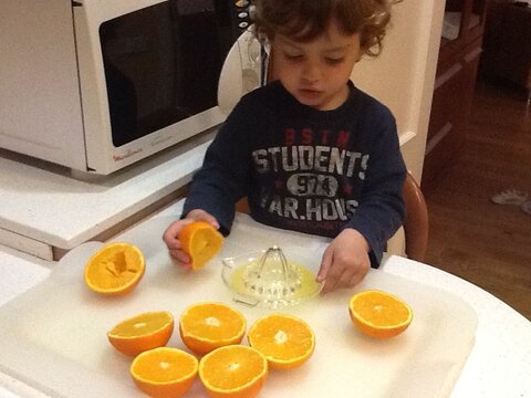 exprimiendo naranjas