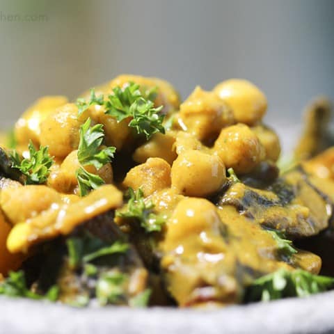 Creamy Coconut Chickpea Curry with Mushrooms #vegan #dairyfree