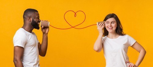 Glimlachen tijdens een telefoongesprek werkt ook heel goed, omdat de toon van je stem verandert doordat je bepaalde spieren in je gezicht aanspant. Degene die gebeld wordt kan dit gegarandeerd horen.