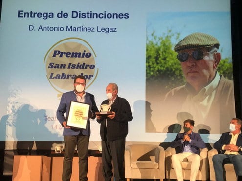 El Teatro Goya de Lora del Río acogió la entrega de galardones de los IV Premios ‘San Isidro Labrador’ 2021 2 Premios5net 1