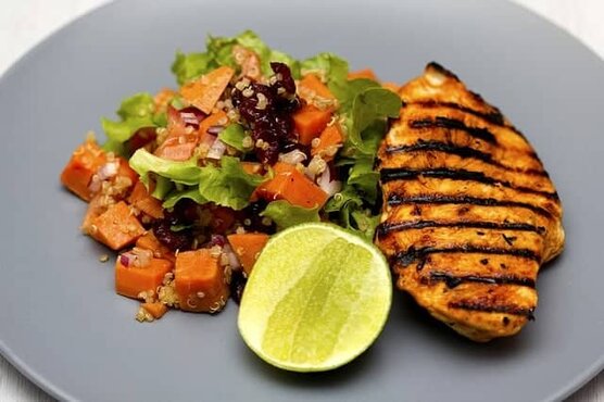 carne alla griglia con verdure e lime
