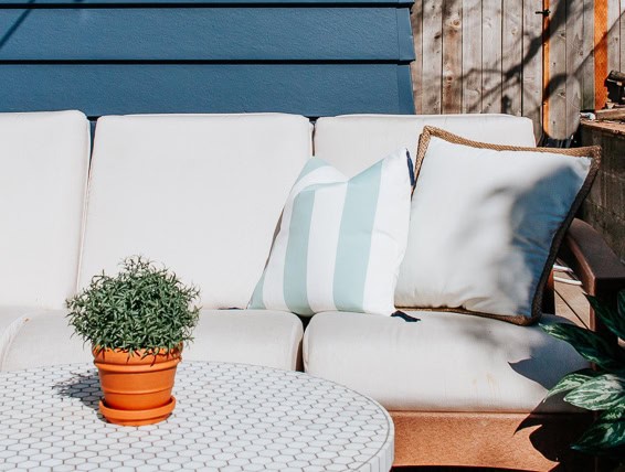 DIY Outdoor Pillows - Inexpensive and Easy Method for Making Outdoor Throw Pillows #diy #homedecorideas #exterior #patio