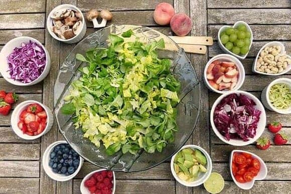 ボウルに入った野菜サラダとフルーツ
