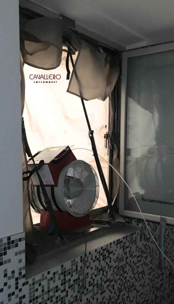 Blower door test per valutare la tenuta all'aria dei serramenti