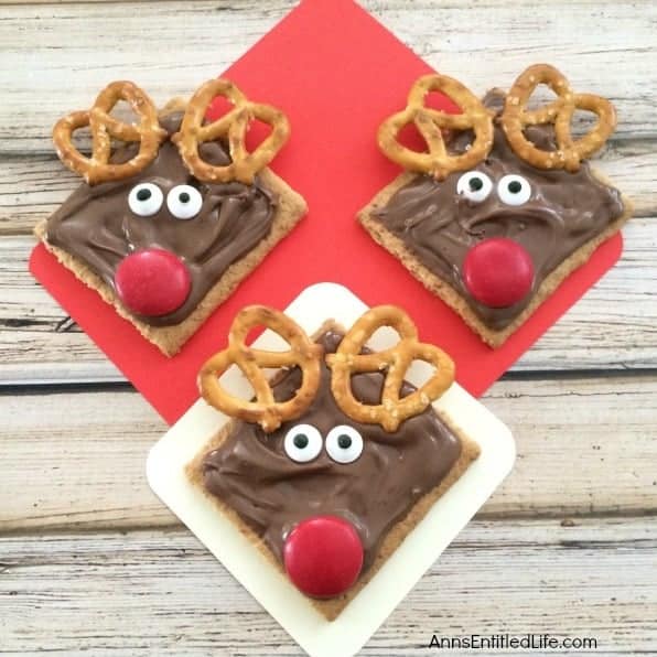 Reindeer treats made with pretzels and graham crackers.