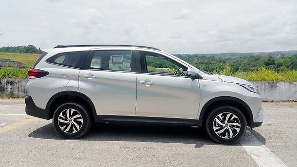 Hông xe Rush 2019