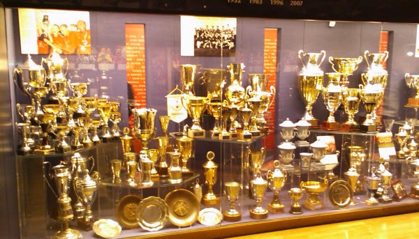 manchester-united-trophy-room manchester-united-trophy-room