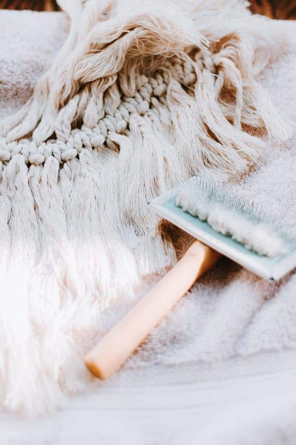 Learn how to make DIY Macrame Feathers! #macrame #macrameknots #macramediy