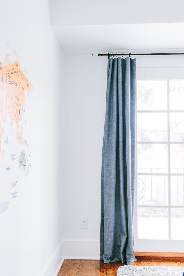 How to Get Curtains to Hang Straight. Discover the quick and easy tips! #howtohomedecor #curtains #homedecortips #homedecorideas