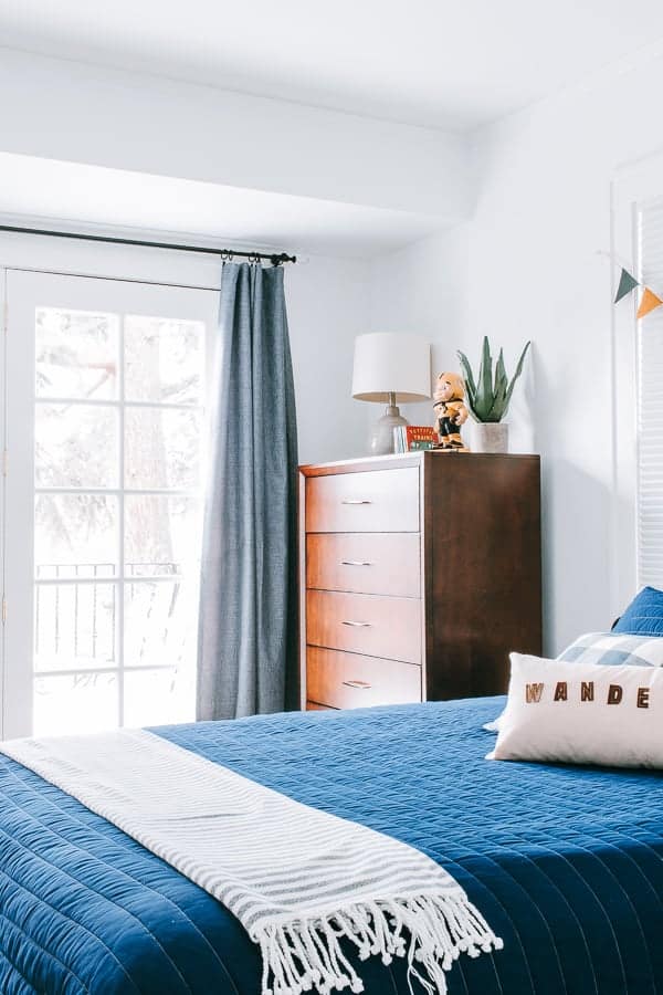 How to Get Curtains to Hang Straight. Discover the quick and easy tips! #howtohomedecor #curtains #homedecortips #homedecorideas