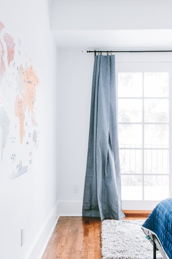 How to Get Curtains to Hang Straight. Discover the quick and easy tips! #howtohomedecor #curtains #homedecortips #homedecorideas