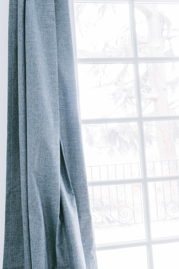 How to Get Curtains to Hang Straight. Discover the quick and easy tips! #howtohomedecor #curtains #homedecortips #homedecorideas