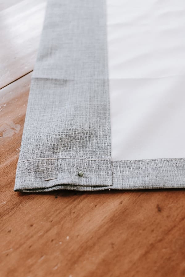 How to Get Curtains to Hang Straight. Discover the quick and easy tips! #howtohomedecor #curtains #homedecortips #homedecorideas