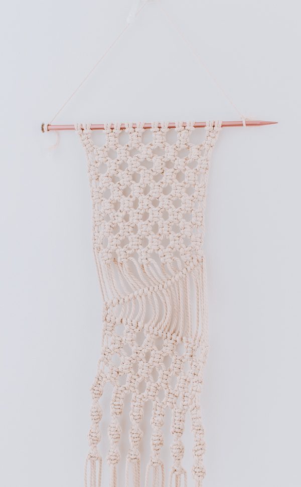 Simple Modern DIY Macrame Wall Hanging #macrame #macrameknots #bohodecor #macramediy