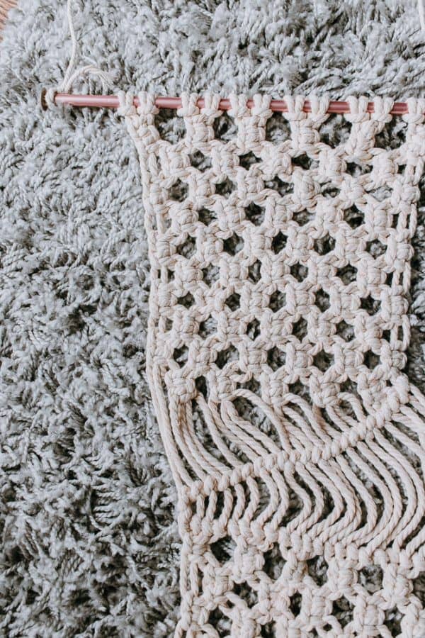 Simple Modern DIY Macrame Wall Hanging #macrame #macrameknots #bohodecor #macramediy