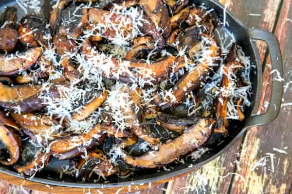 Garlic Portobello Mushrooms with Pecorino Romano {garlic portobellos with pecorino romano} Just 3 little ingredients in this fantastic side dish! | www.thewickednoodle.com | @thewickednoodle