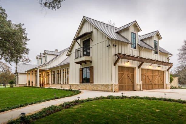 a cozy and welcoming modern farmhouse exterior with Natural Choice SW 7011