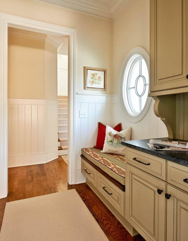 traditional kitchen entry with Sherwin Williams Antique White 6119 wall paint color