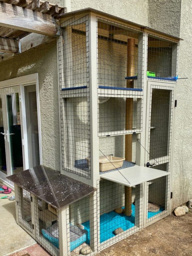 the cat enclosure is quite narrow but it surprisingly has complete features