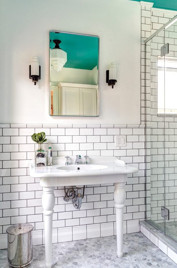 white subway tile wall with Laticrete Permacolor Platinum Grout