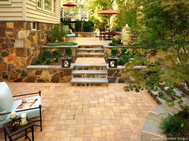 the patio is connected to the upper patio by stairs