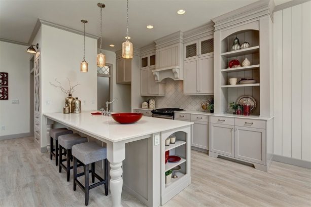 a traditional kitchen with White Dove OC-17 walls and Apparition 860 trim and cabinets