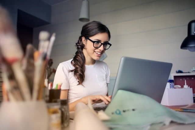 Webprof werken achter de computer