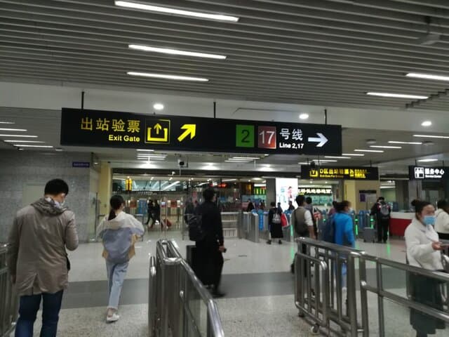 虹桥火车站(虹橋高速鉄道駅)で17号線に乗換えているときの様子の写真②