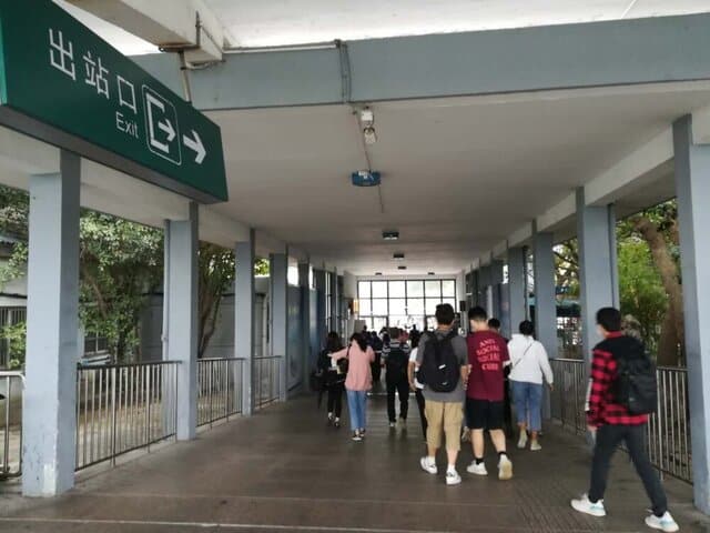 海寧駅の改札出口の様子の写真