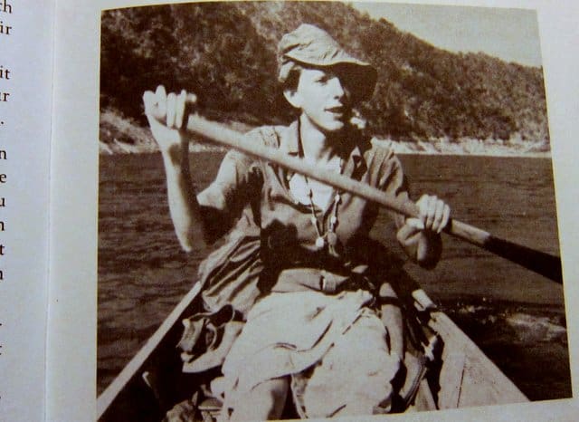Christina Dodwell in ihrem Kanu - Globetrotter Handbuch