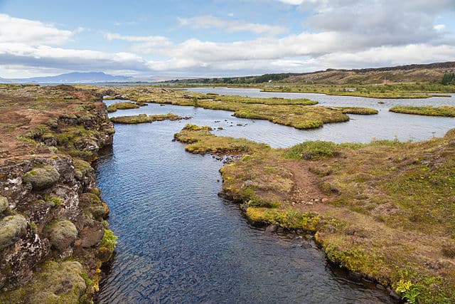 The view from above: Silfra canyon, Þingvellir National Park, Suðurland, Iceland. Photo: Diego Delso, 2014.