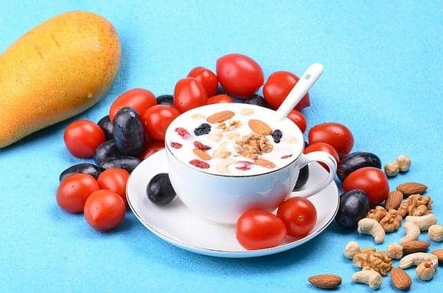 insalatona con yogurt, mandorle e noci