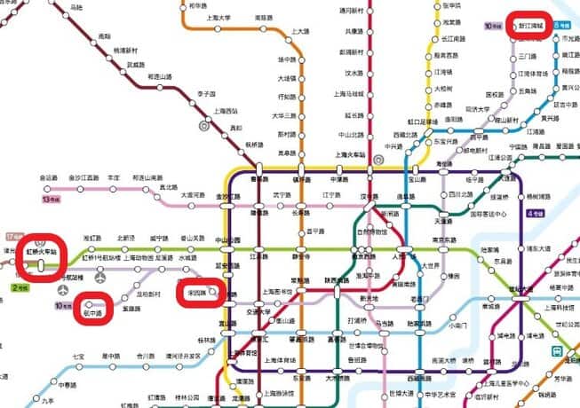 上海地下鉄10号線の終着駅を確認している路線図の写真