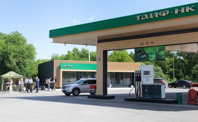 На АЗС ТАИФ-НК автомобилистов угостили солдатской кашей на полевой кухне