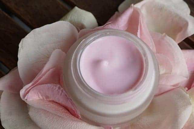 creme facial, pétalas de rosa