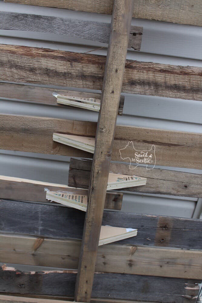 the back of the wood pallet christmas tree with triangular shaped wood pieces supporting some of the slats.
