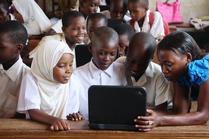 Tanzania-Mtwara-computer-kids