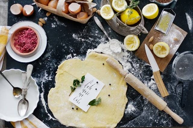 pâte roulée, farine, œufs, accessoires de cuisine
